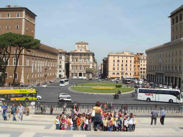 エマヌエレ２世記念堂からヴェネツィア広場。正面真っ直ぐは、コルソ通りからポポロ広場に通じています。